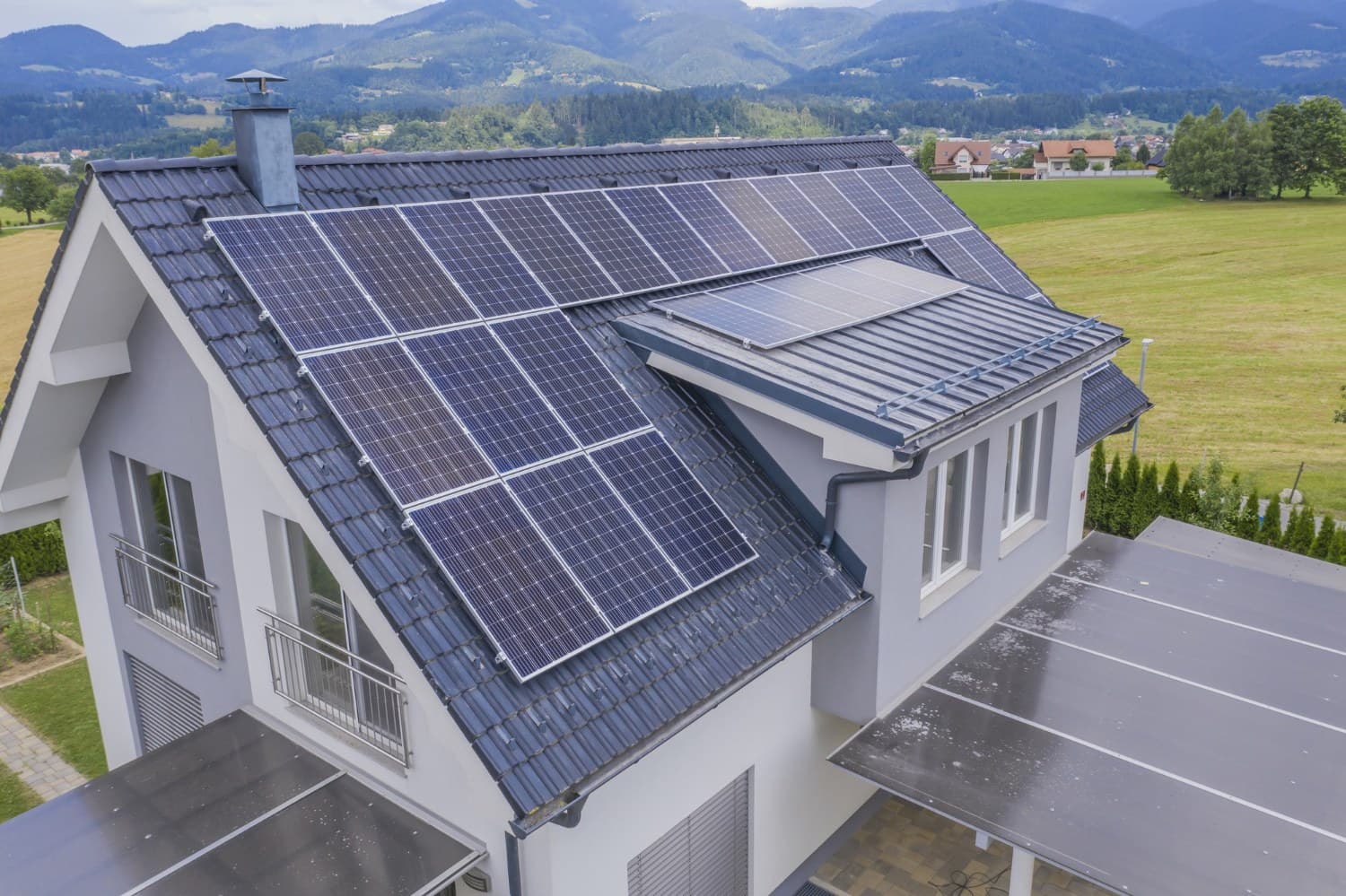 Saulės elektrinė ant privataus namo stogo